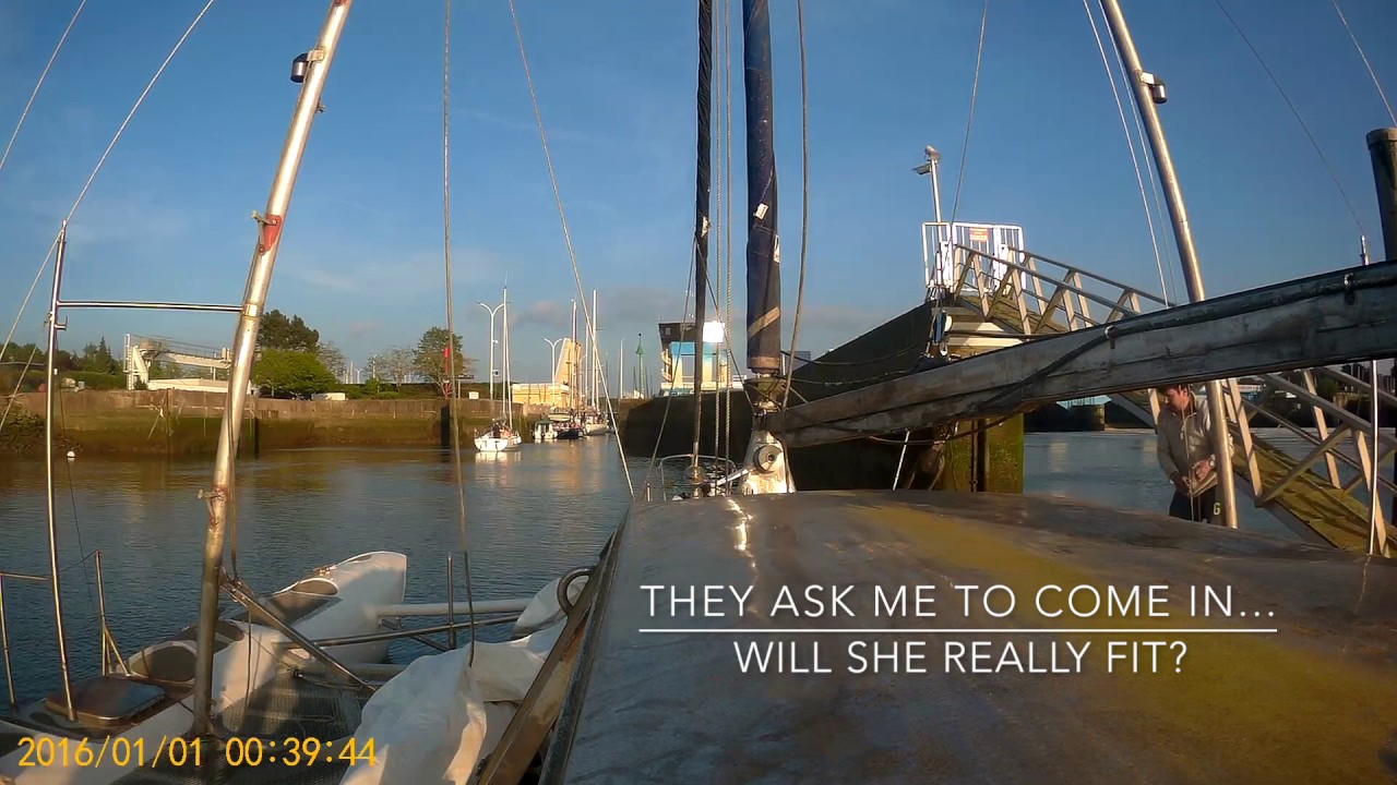 Taking a 24 foot wide Sailing Trimaran through Arzal Lock Singlehanded