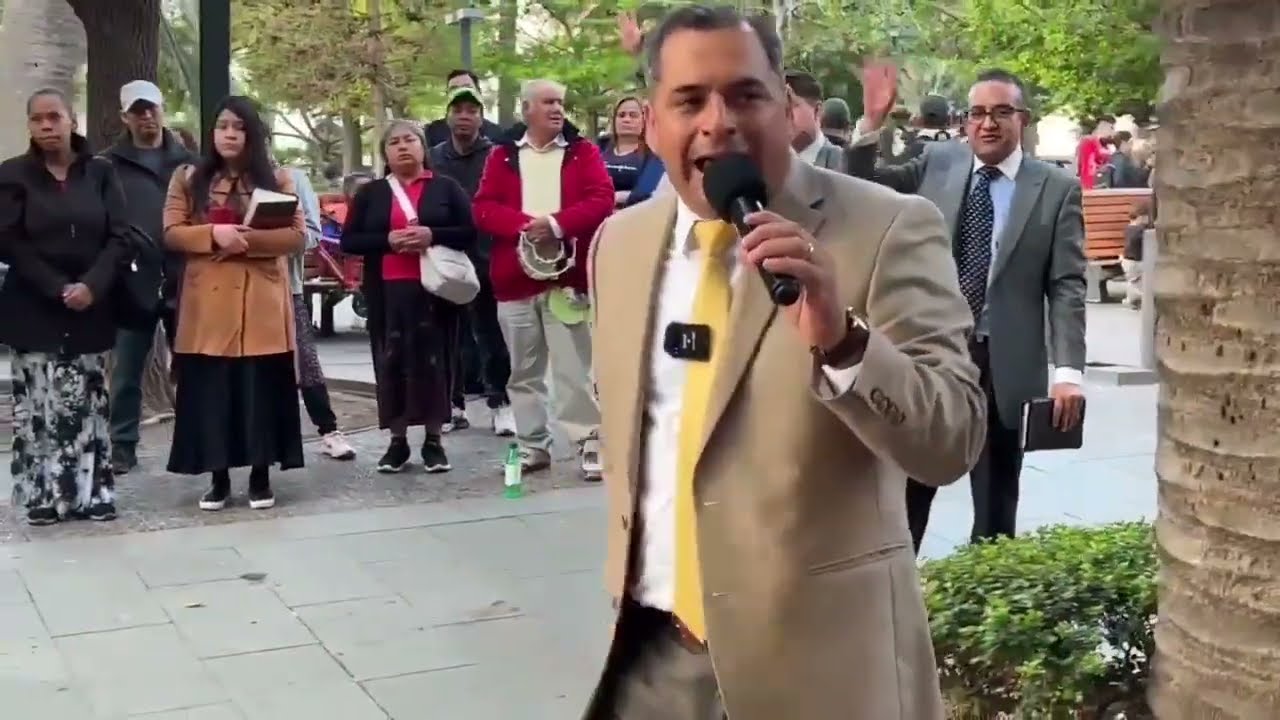 EVANGELISMO EN LA PRINCIPAL PLAZA DE SANTIAGO   CHILE 🇨🇱