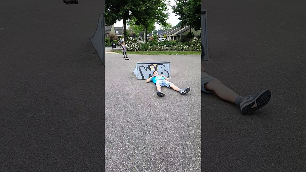 Wysoki skok autka na sterowanie! RC Control Auto skacze wysoko nad tata