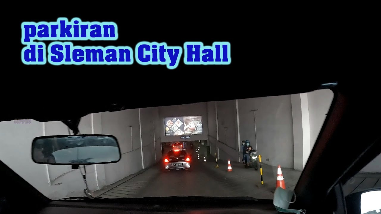 sedikit gambaran pintu masuk, keluar dan tempat parkir di sleman city hall