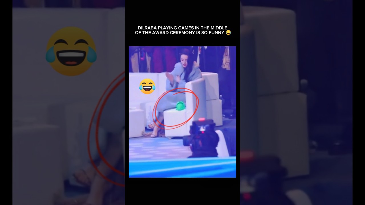 Dilraba Playing Games In The Middle Of Award Ceremony. #dilraba #dilrabadilmurat #cdrama #shorts