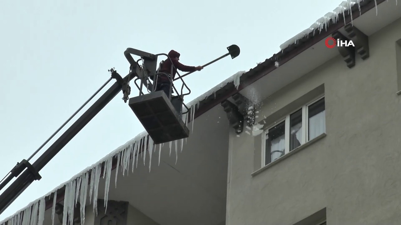 Erzurum’da Buz Kırma Timleri İş Başında