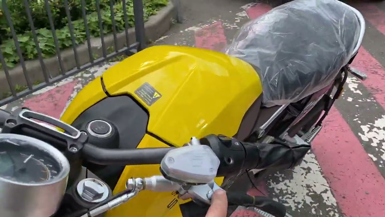 Электромотоцикл SuperSoco TC Max. Мощность 3900W 72V45Ah. Скорость до 110 км/ч. Запас до 100 км.