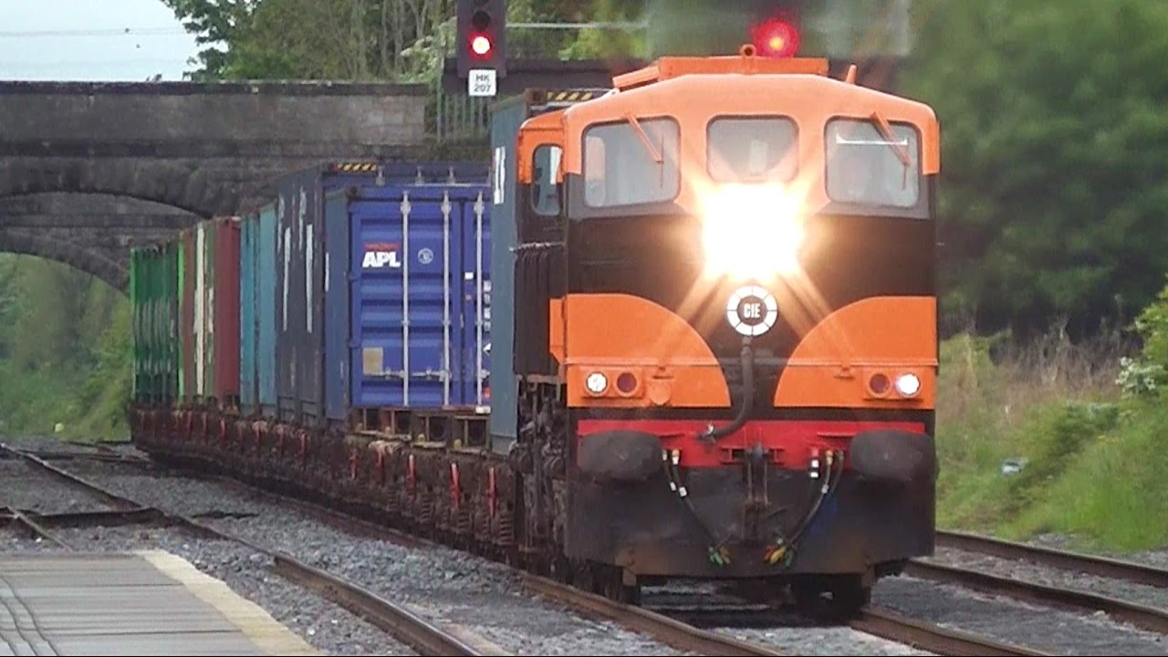 Irish Rail 071 Class locomotive 071+ IWT Freight Train - Kildare Station