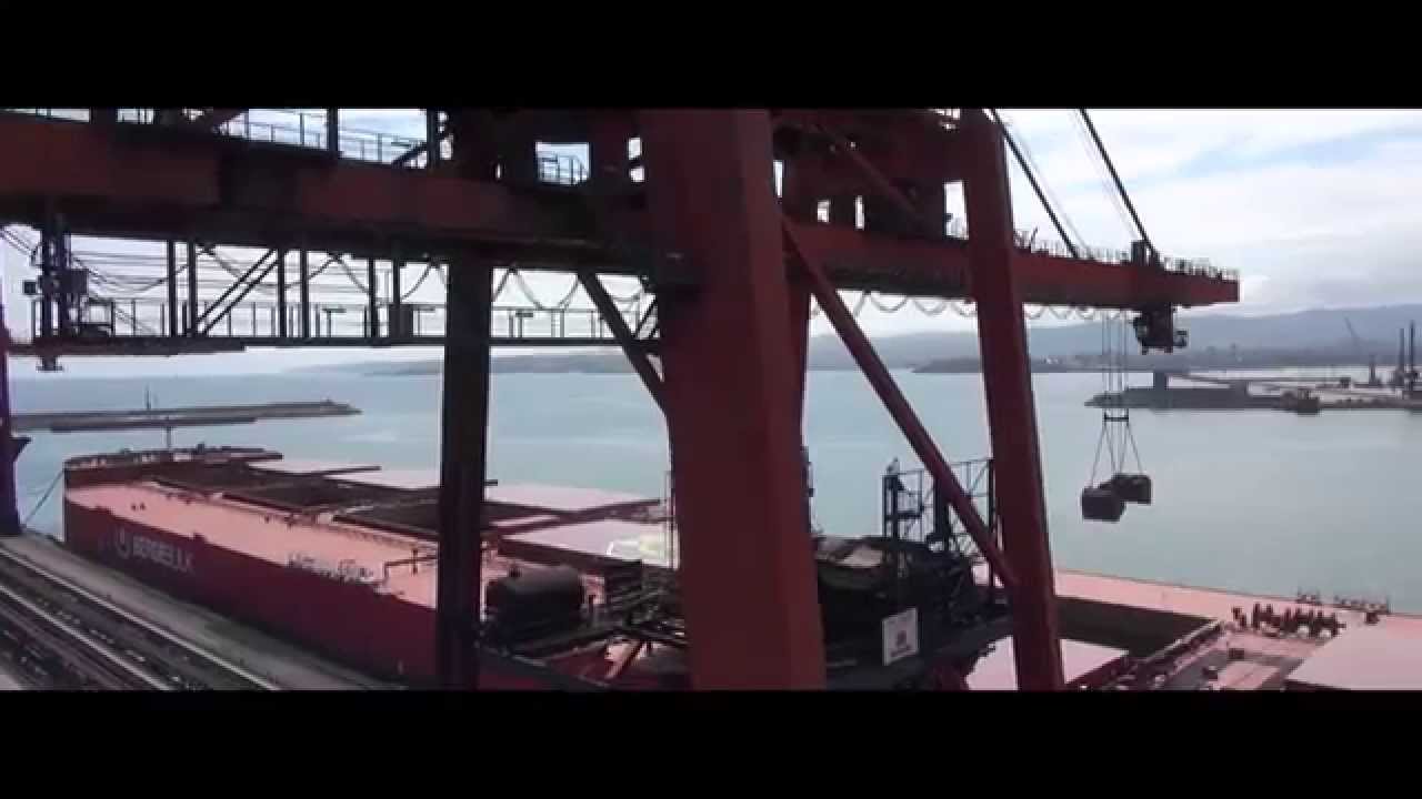 Puerto de Gijón. Descarga del MV Berge Blanc. Ore Carrier