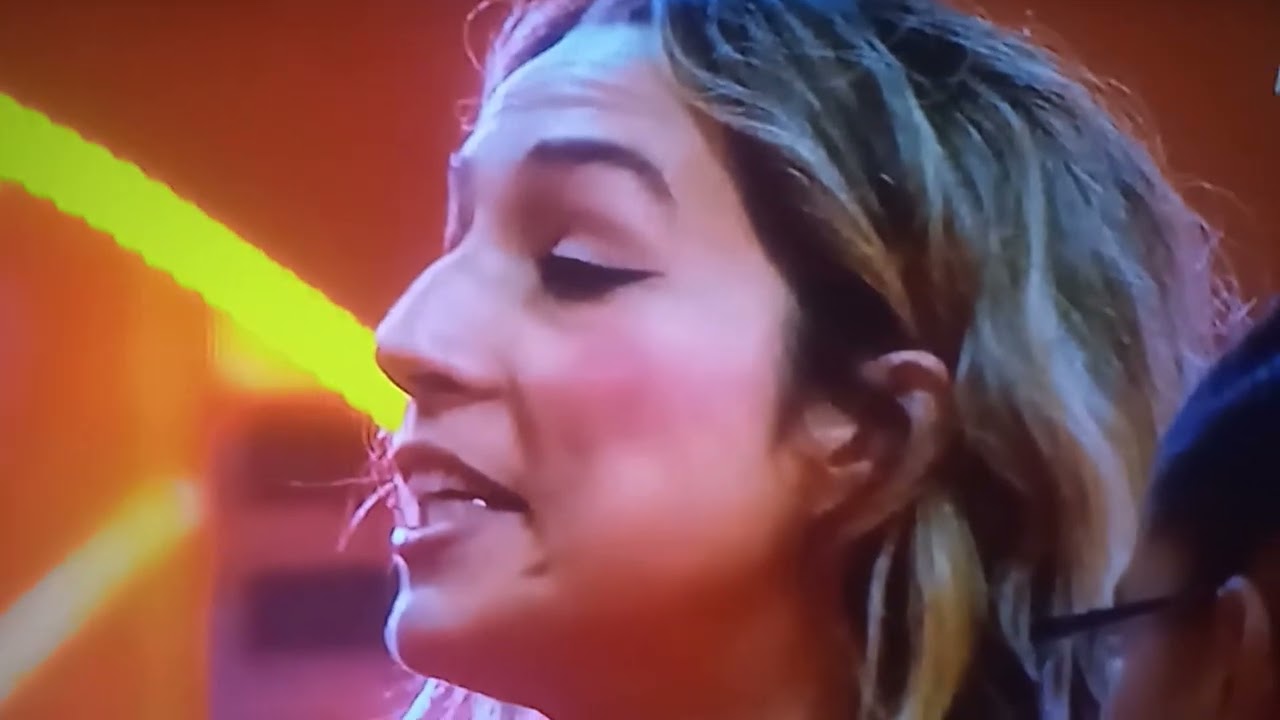 JONAS  E MARCIELE SE BEIJAM /BRENO EXILADO