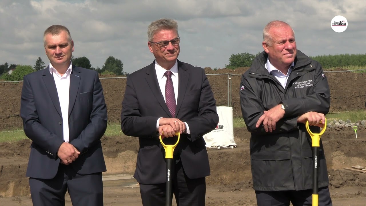 RADŁ&Oacute;W: Ruszyła budowa nowoczesnej hali sportowej