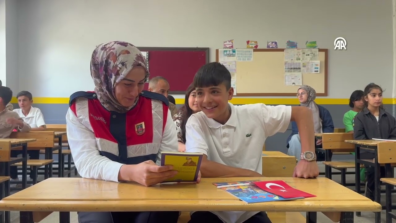 Jandarma timleri öğrencilerin gönlüne dokundu