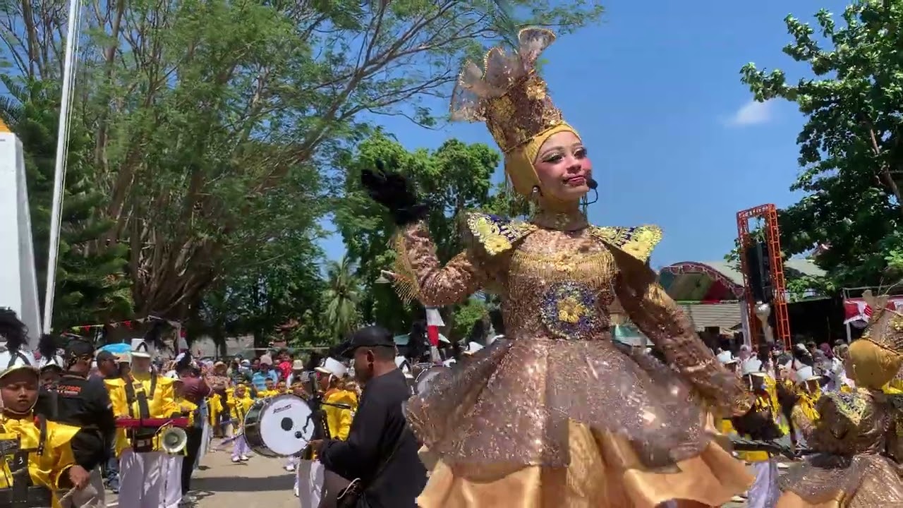 Penampilan korps Drumband Gita Surya Melati SD Muhammadiyah 1 Bawean memperingati HUT RI 80 