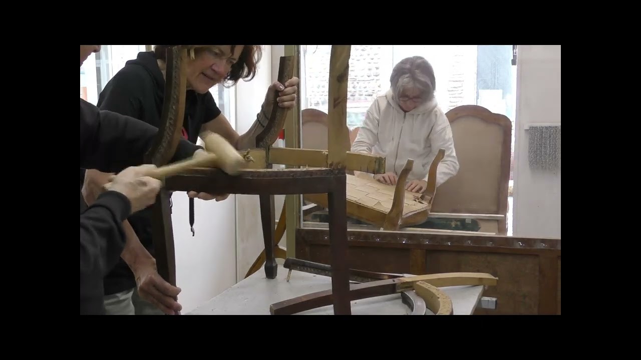 Chez Pau métiers d'art association, avant de garnir, avant de recouvrir, nous réparons les bois