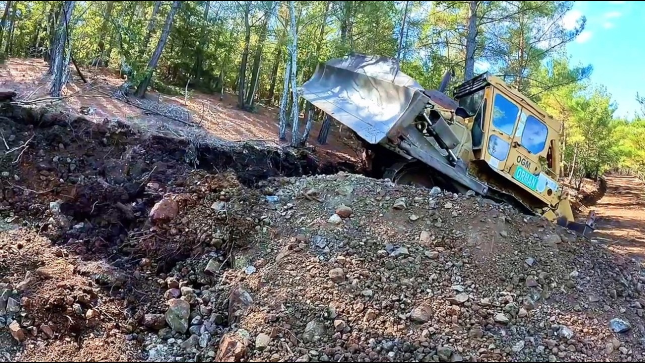 DOĞAL Afetlere KARŞI Hazırlık-PROTECTION OF FORESTS WITH BULLDOZER #forest #caterpillar #dozer #cat