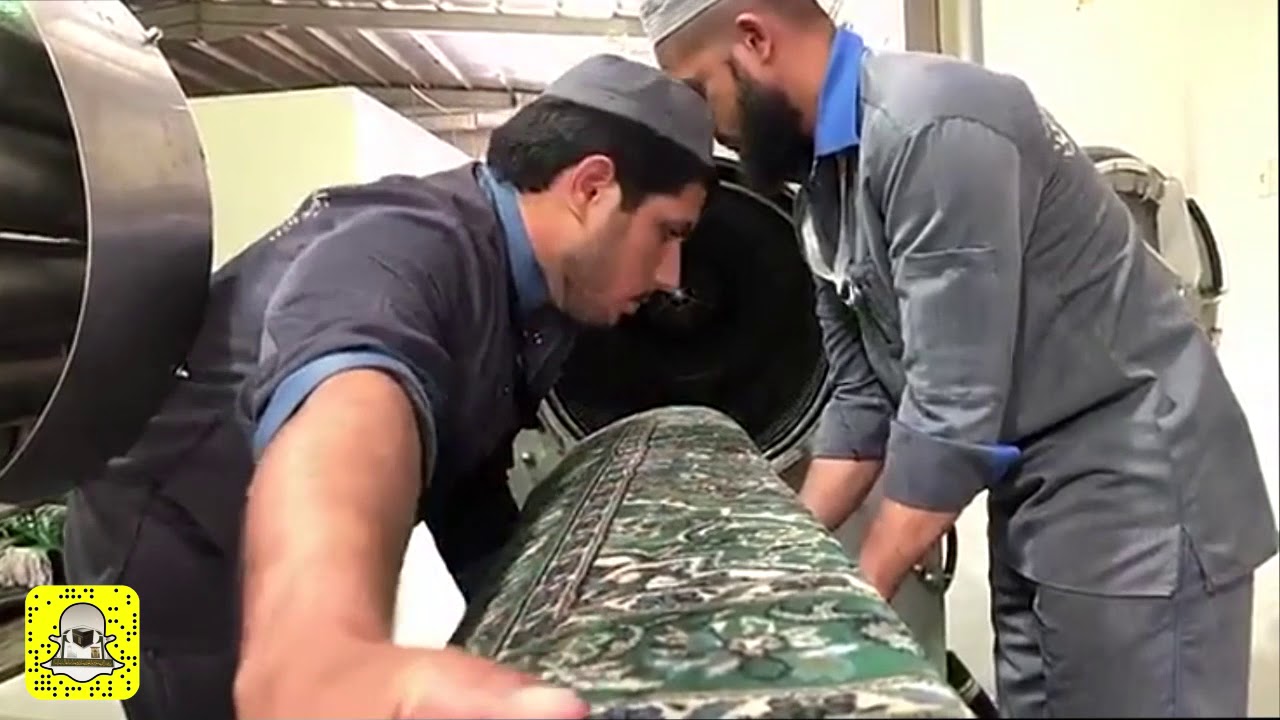 شاهد: كيف تتم عملية تنظيف سجاد المسجد الحرام