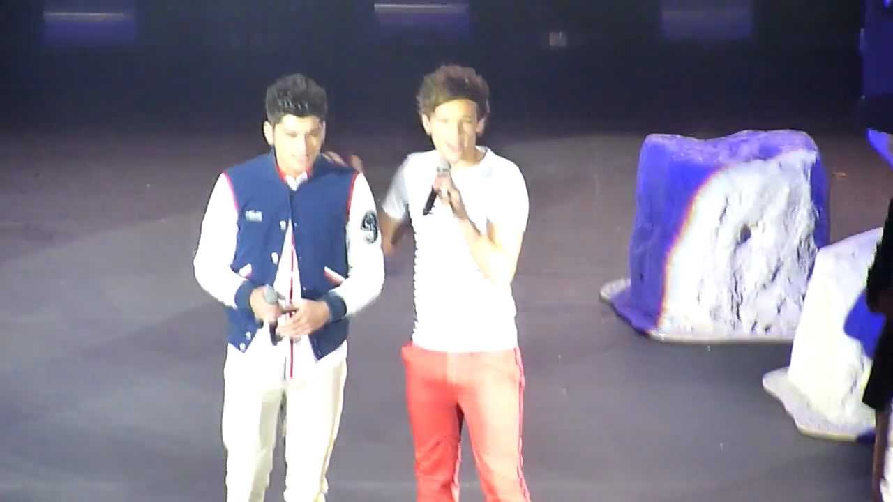 ONE DIRECTION LIVE - Singing Happy Birthday To Zayn Malik (11.01.12)