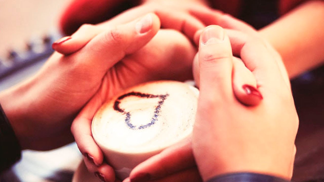 7 Body Language Signals That a Guy Likes You
