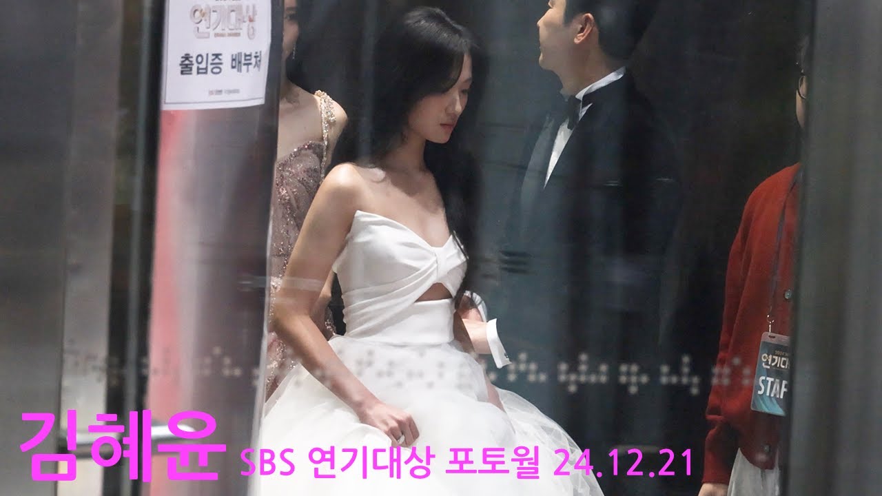 김혜윤 회전문 으로도 가려지지 않는 마멜공주님의 큐트함. SBS 연기대상 포토월 /24.12.21/