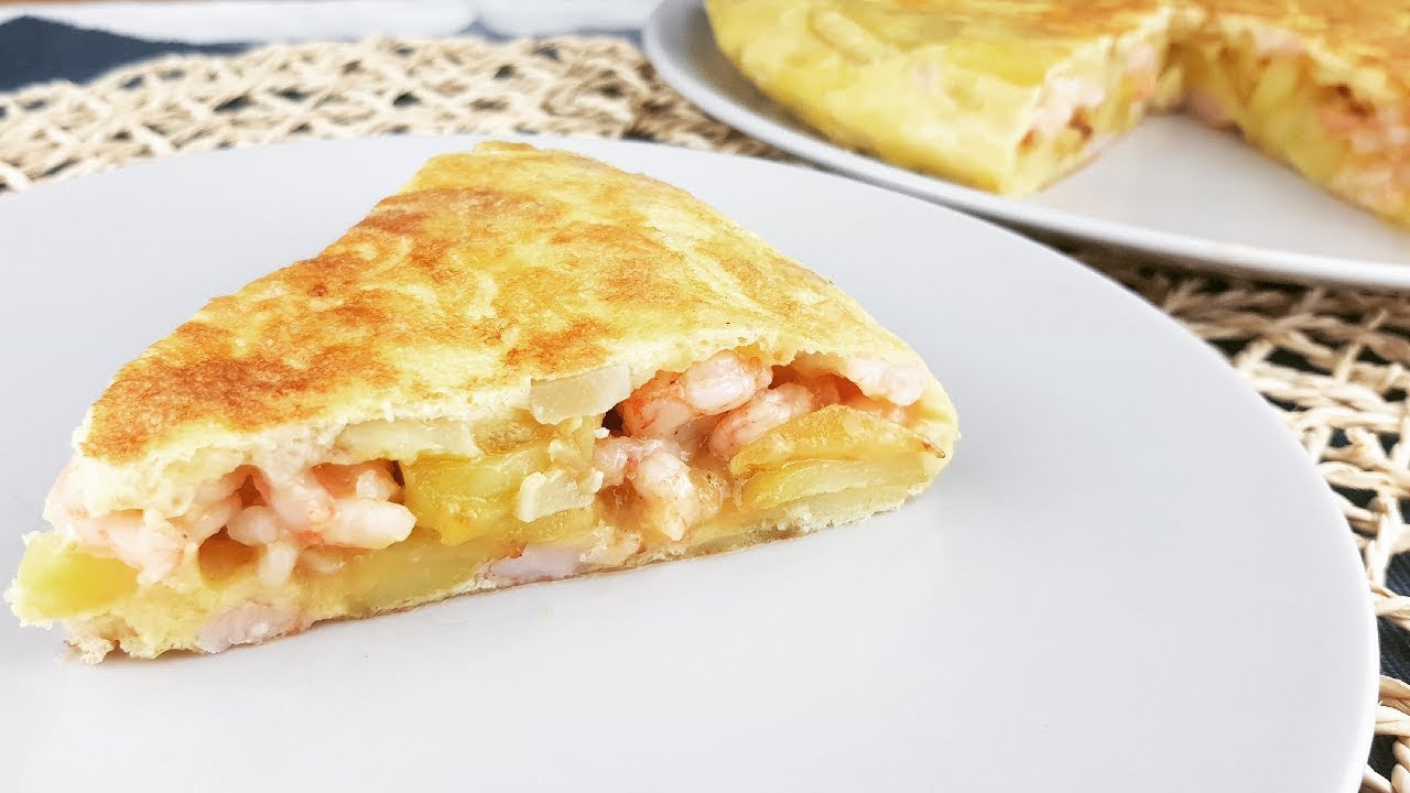 TORTILLA DE PATATAS con GAMBAS al AJILLO