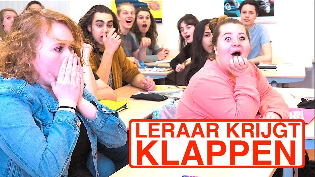 MEISJE SLAAT LERAAR