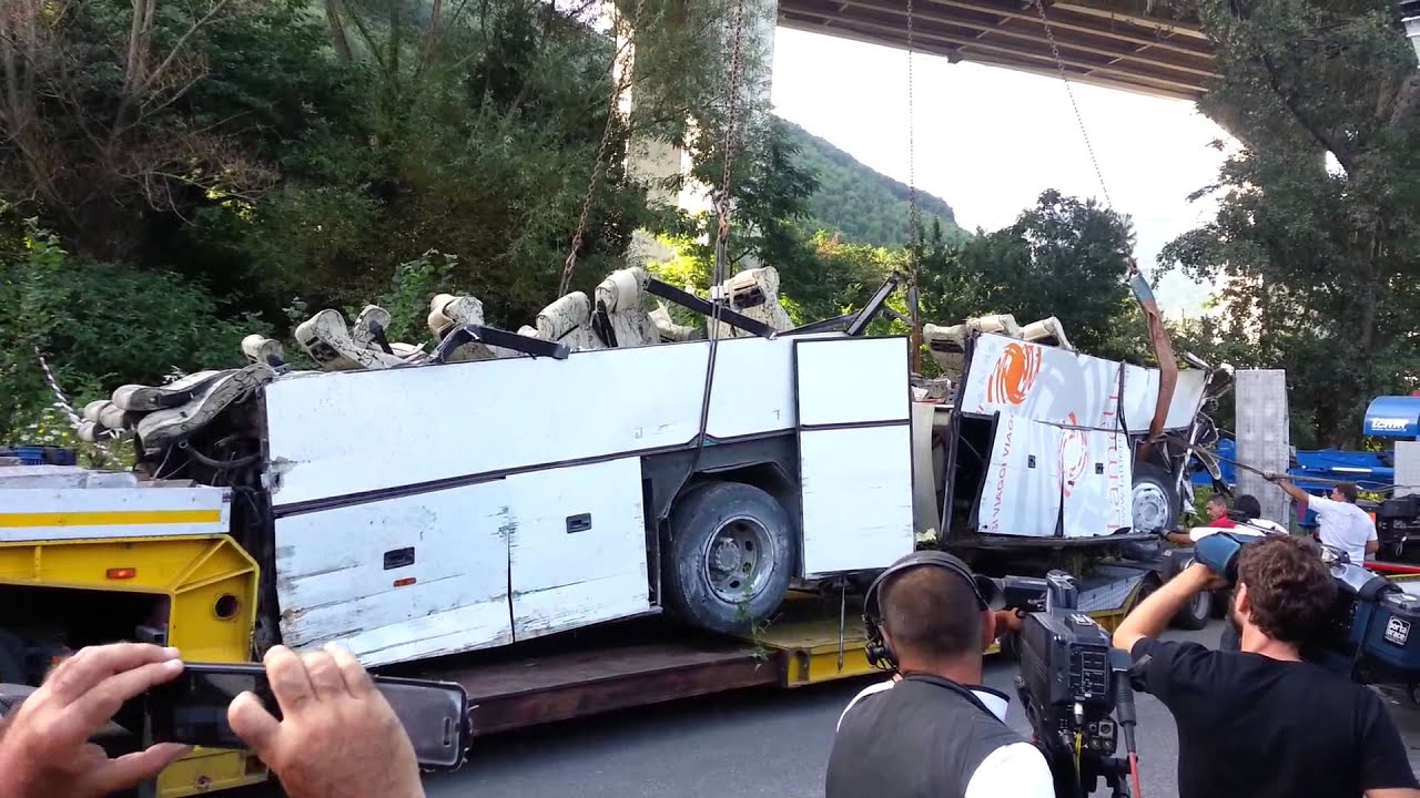 La rimozione dell'autobus caduto dal viadotto di Monteforte