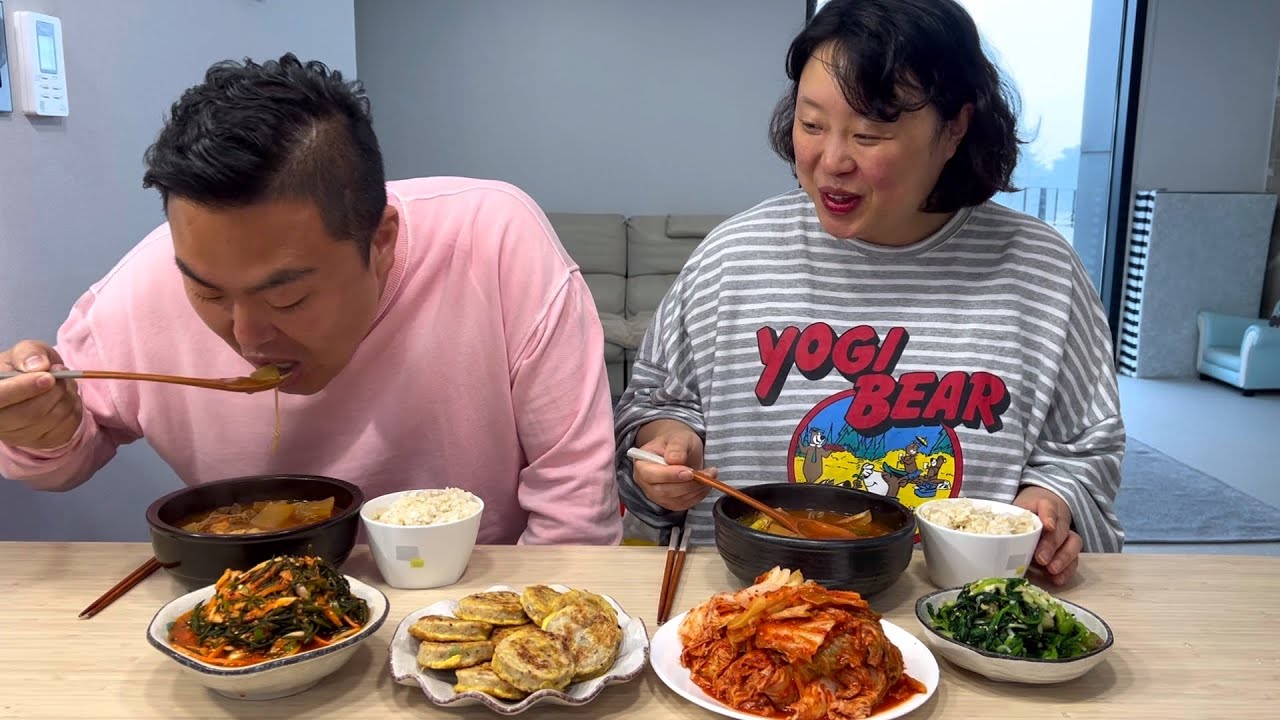 SUB) 노동주 마시고온 남편을 위해 끓여낸 얼큰한 소고기 해장국 | Home meal (Spicy Beef Soup) Mukbang