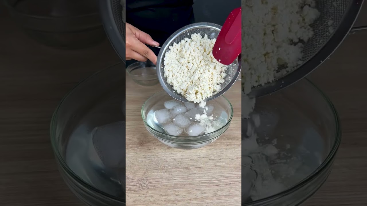 Добавьте лимон в кипящее молоко, всего 2 ингредиента.