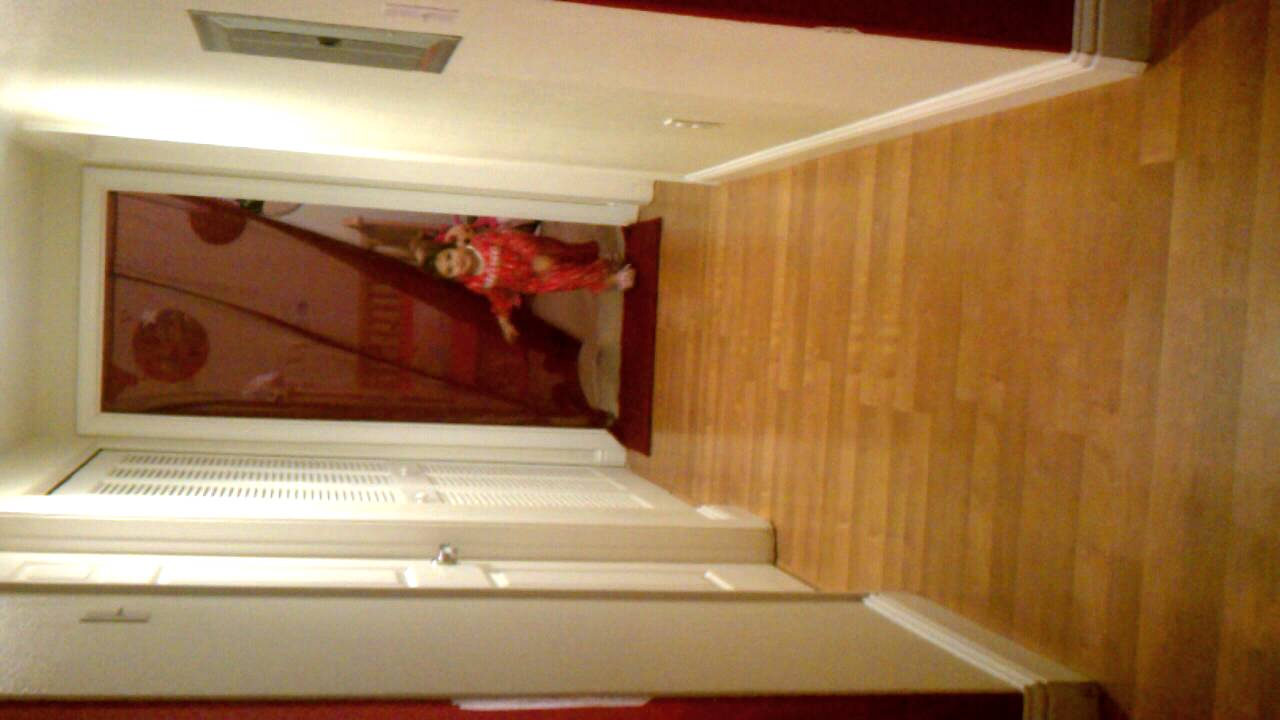 Amy. Se le movio la pared