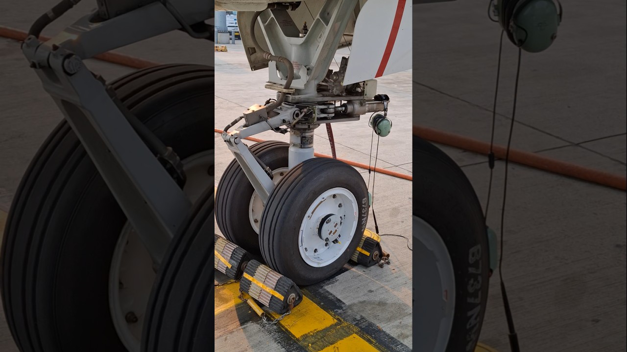Aeroplane ka tyre itna majboot 😲✈️#aviation #youtubeshorts #travel #landing #delhiairport👈✈️