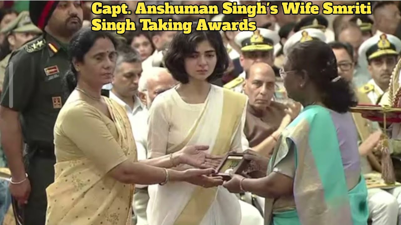 Capt. Anshuman Singh's Wife Smriti Singh Taking Awards | Capt. Anshuman Singh Kirti Chakra Awardee