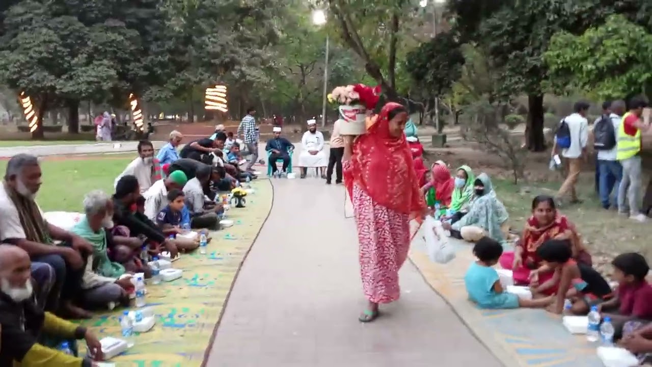 চট্টগ্রামের সাবেক মেয়র আলহাজ্ব মনজুরুল আলমের উদ্যোগে জিয়া উদ্যানে প্রতিদিন ৪০০ মানুষের ইফতার হয়