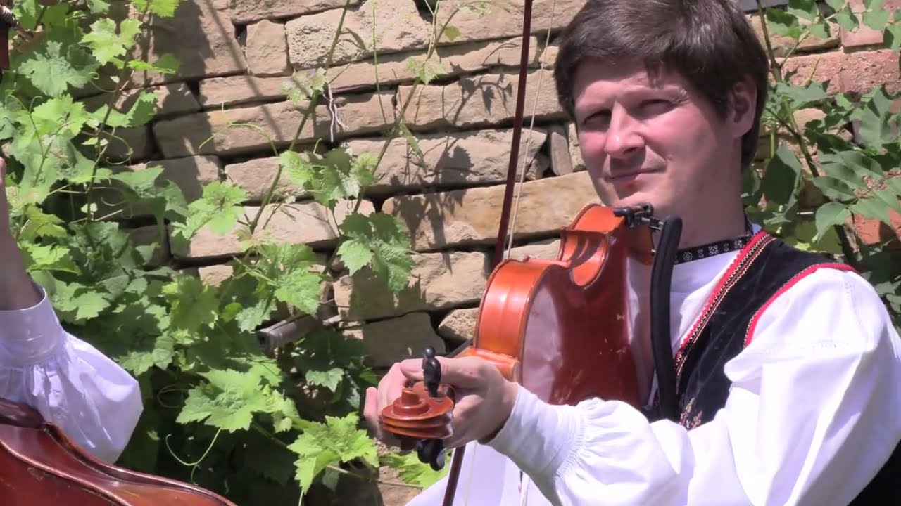 VELKÁ N.VEL.-Horňácká hudecká muzika KUBÍCI s primášem Petrem Kubíkem před mojí 100 letou stodolou