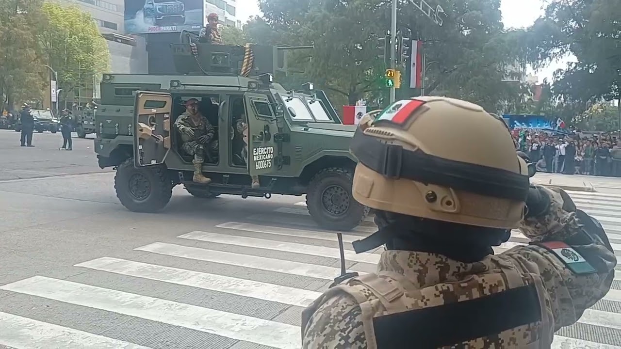desfile 16 de septiembre le obsequian insignias