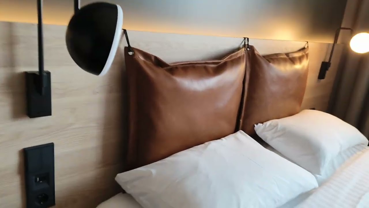 Moxy Room tour - Berlin hotel at the airport