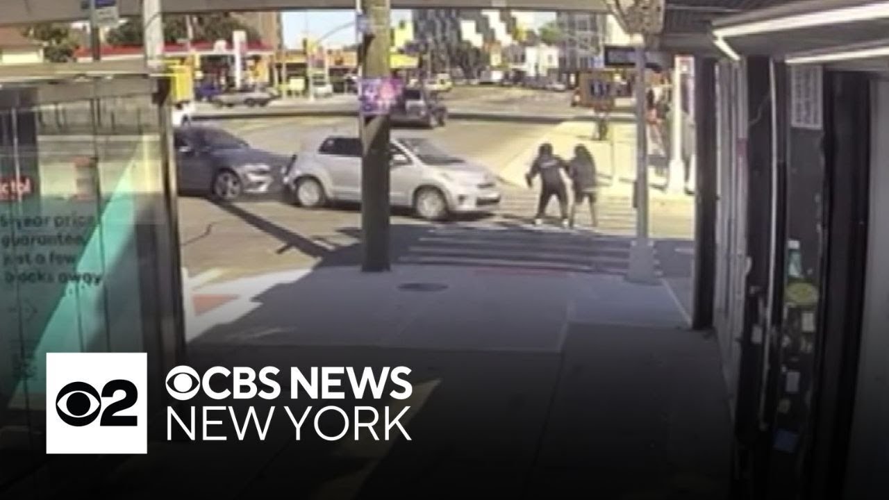 1 pedestrian killed, another hurt crash at Queens intersection