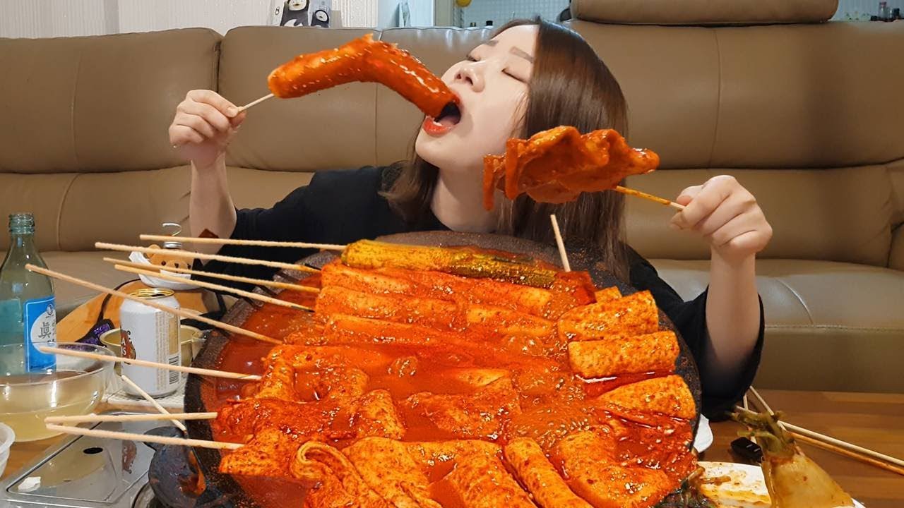 [Мук-бэнг] Жареный рисовый пирог и рисовый рулет с жареными креветками, кальмарами, красным перцем,