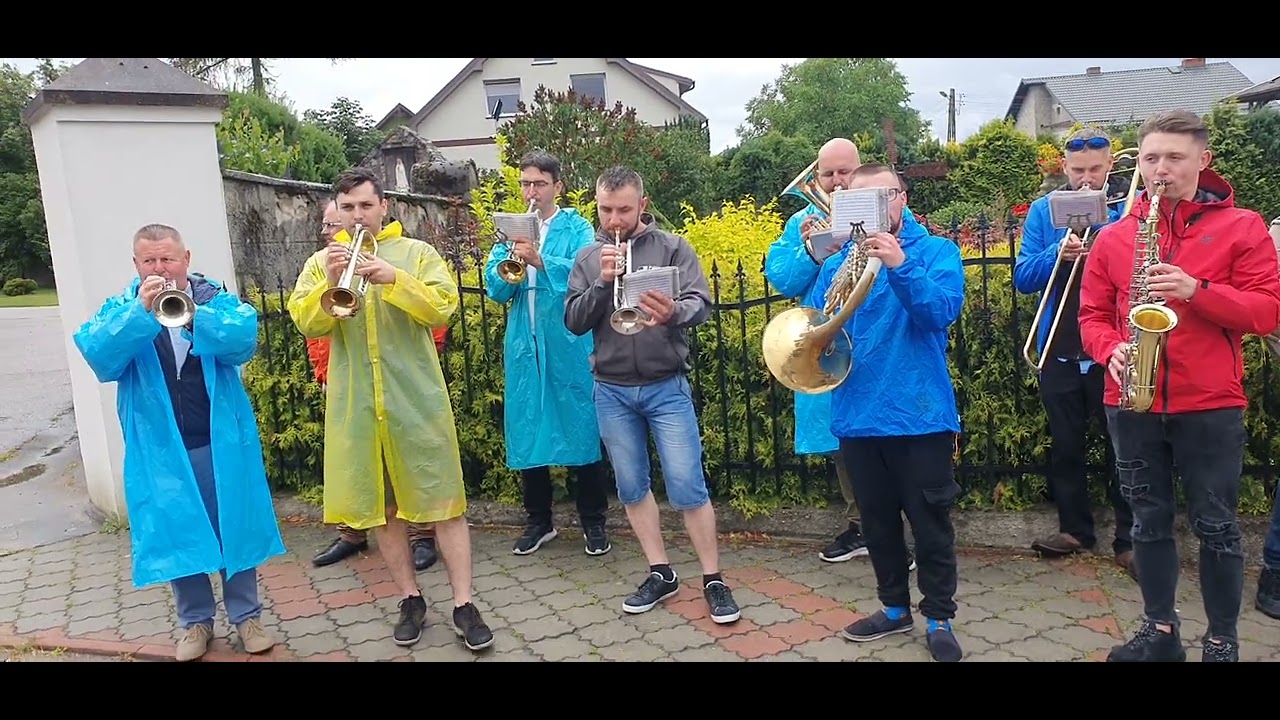 Przystanek w Łebnie - orkiestra parafialna w czasie 39. Pielgrzymki Wejherowskiej do Sianowa
