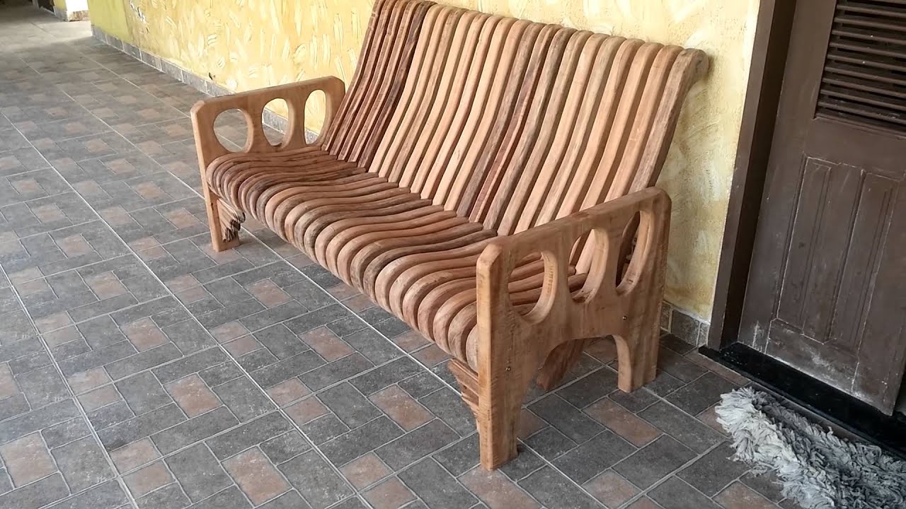 Banco de madeira bruta muiracatiara de 5 cm.