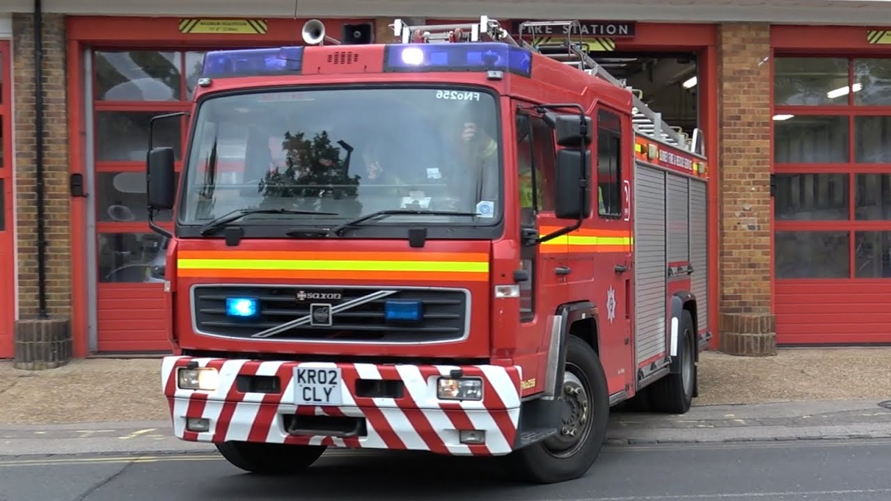 Surrey Fire & Rescue Service, Woking, Reserve Volvo Saxon (S29P2), turnout from Epsom Fire Station