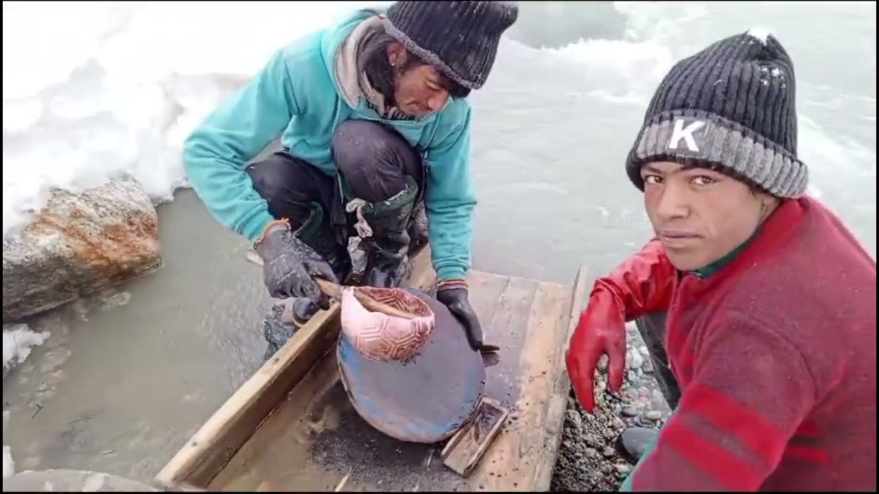 سخت سردی میں اور پاکستان کے پہاڑی علاقوں میں محنت کرنے والے مزدور وہ بھی دریا کے کنارے پر