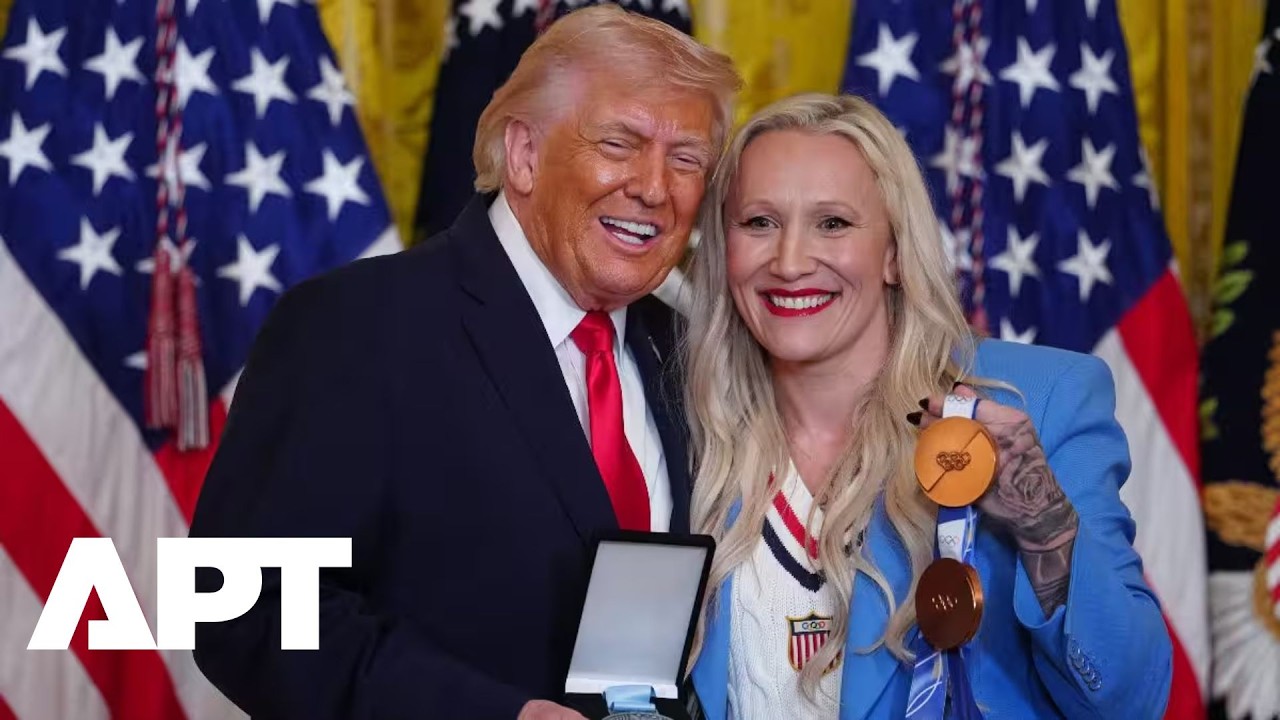 Трамп едва сдерживает слезы после того, как олимпийская чемпионка вручила ему медаль Ордена Иккос...