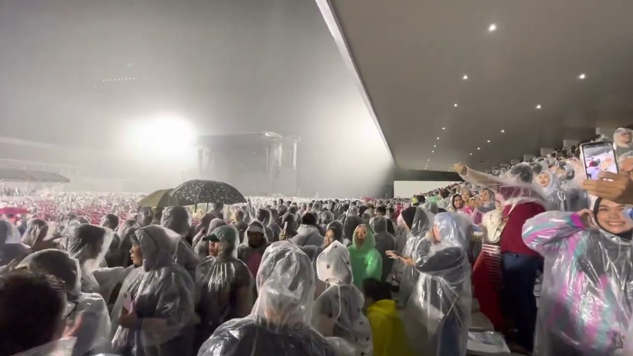 Hujan deras Konser Westlife di Stadion Madya GBK tapi seru