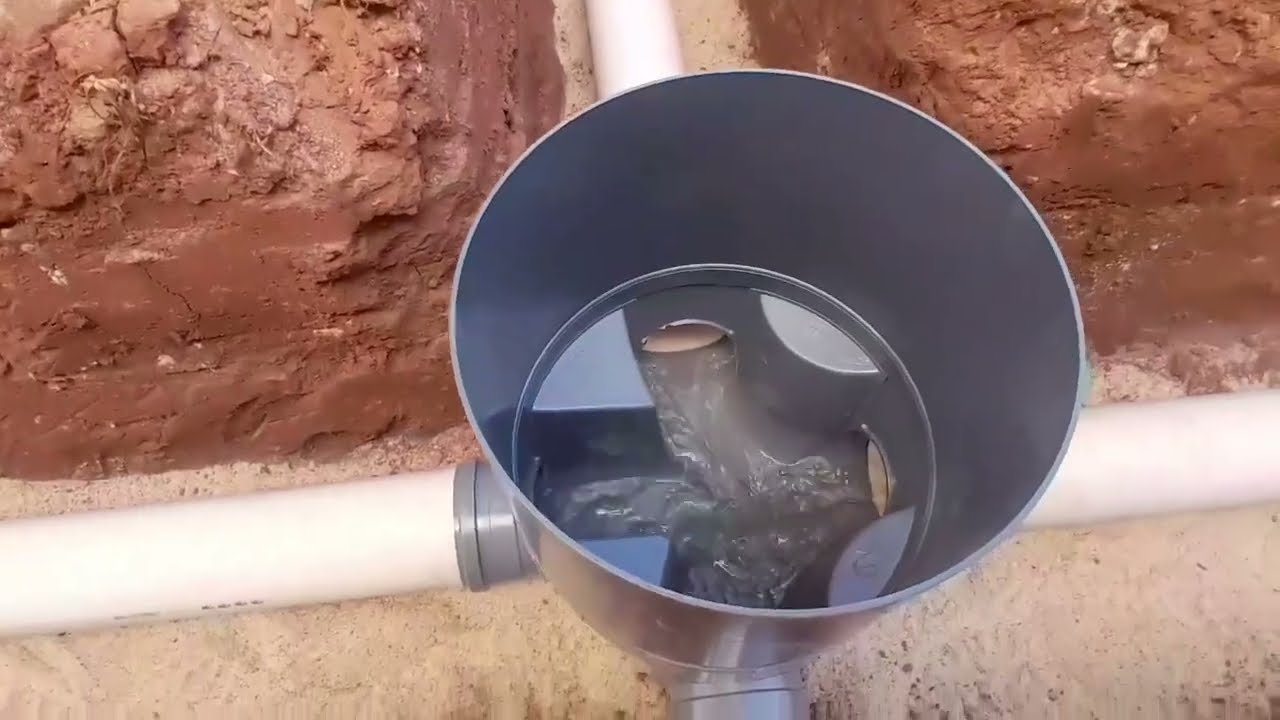 Instalação de caixa de inspeção  rede de esgoto e. águas pluviais da obra .