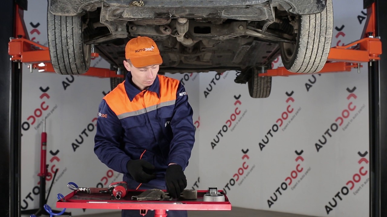 Kako zamenjati držalo menjalnika na SKODA FABIA 6Y [VODIČ]
