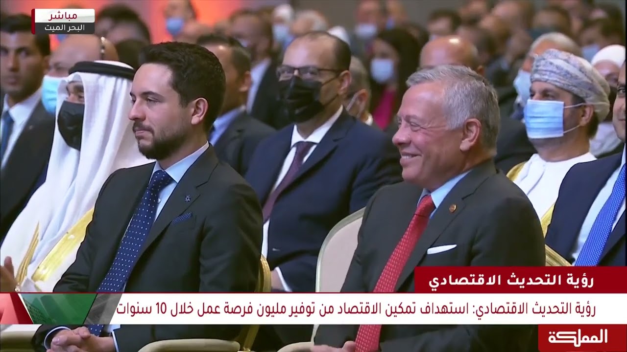 زياد المناصير يشرب سماد طبيعي من انتاج مجموعته