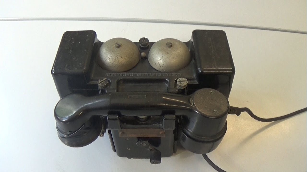 Dismounting a British WW2 military Field Telephone Type MKII