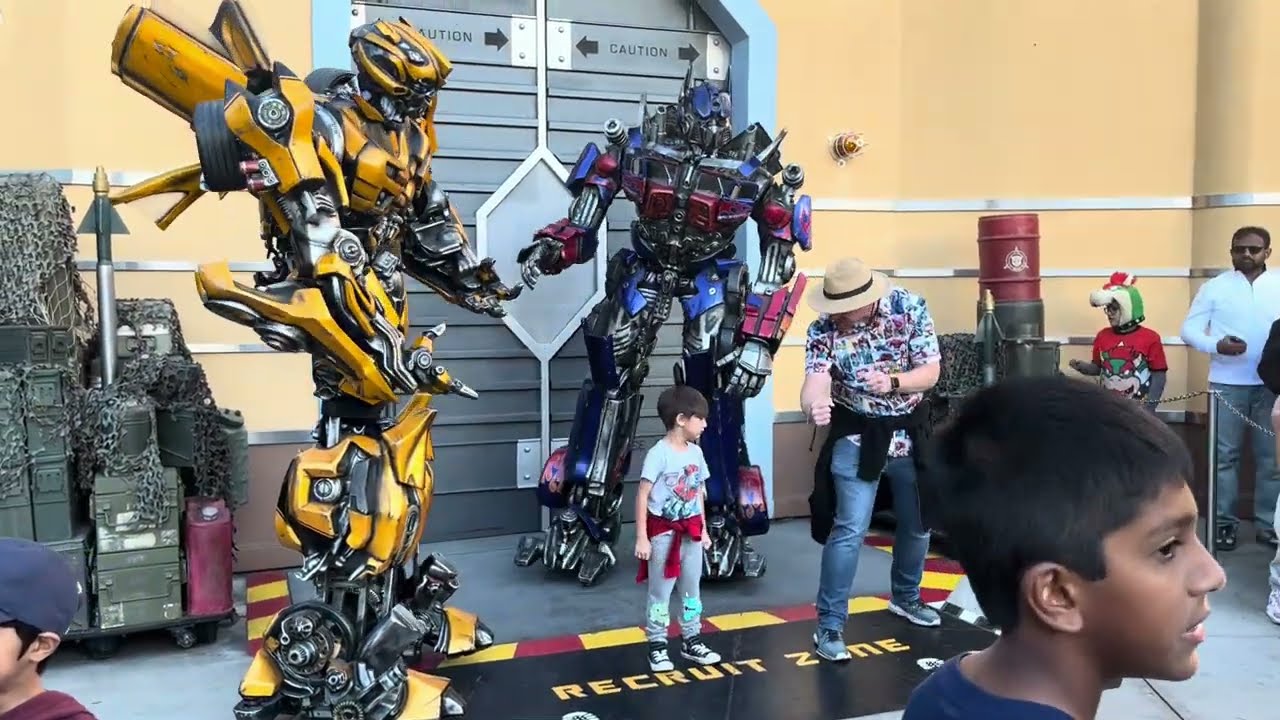 Трансформеры: Оптимус и Бамблби встречают Рождество 2024! Universal Studios Hollywood