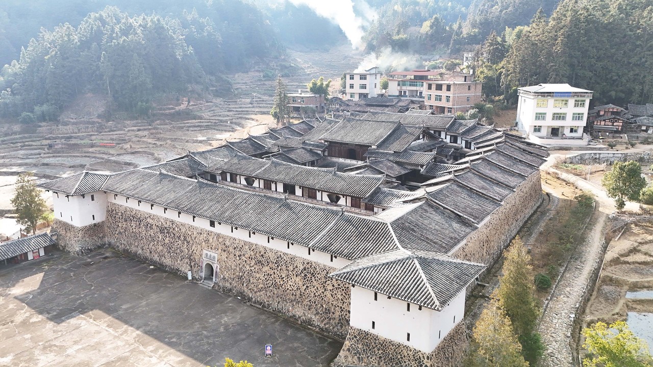 實拍中國福建最神秘的古堡，竟然是建在沼澤地上，漂浮百年安然無恙，蜘蛛和蚊子完全不敢靠近，現代科學無法解釋
