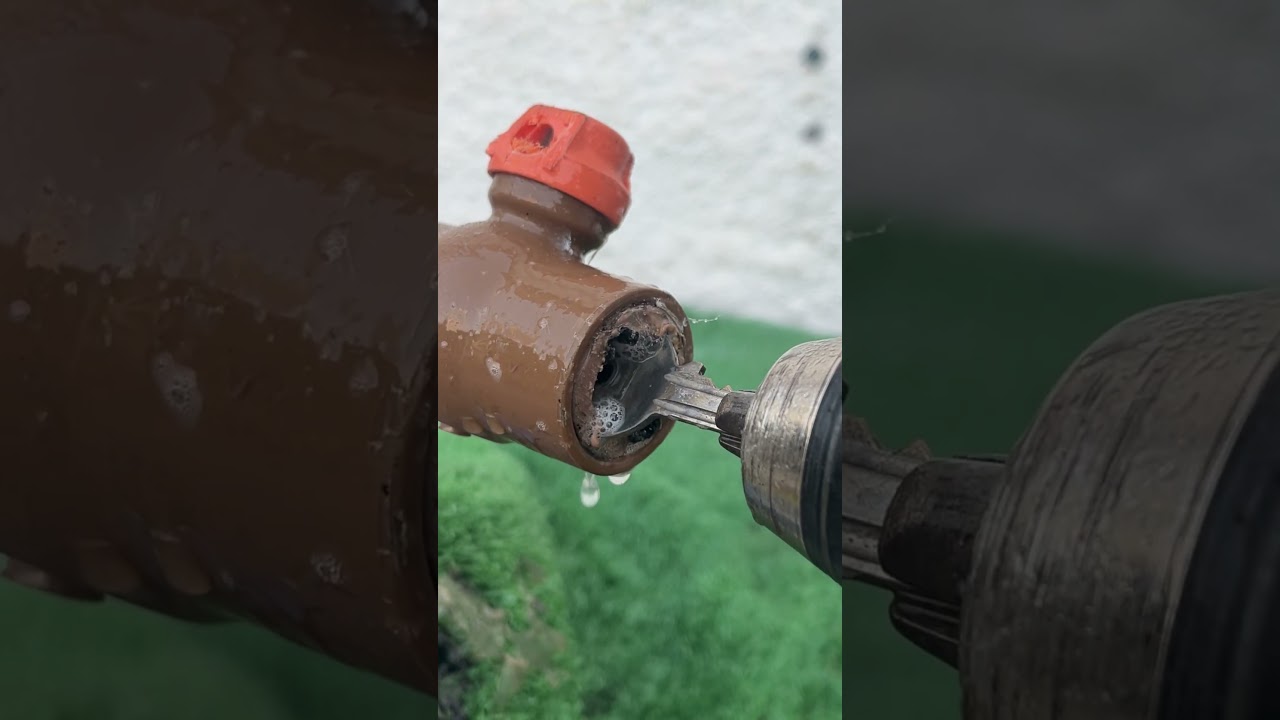 Encanador usa chave de porta para encanamento quebrado #TruqueDeMestre #ideias #encanamento