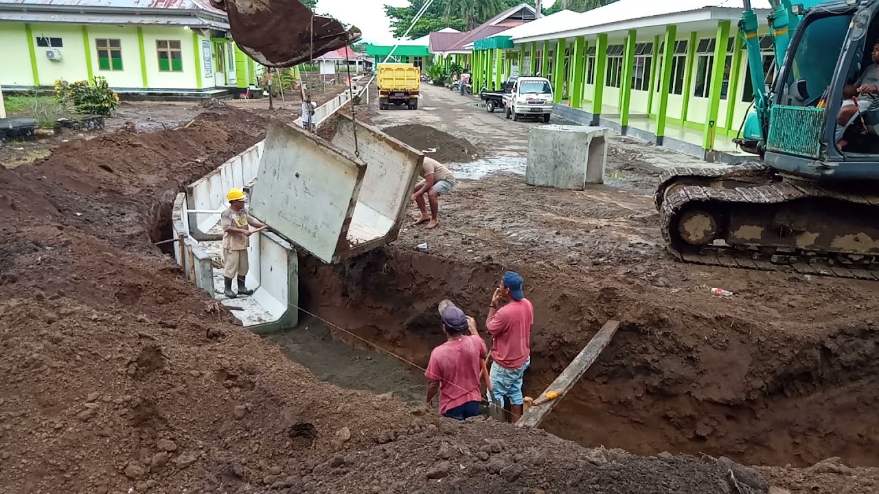 proses pemasangan beton precast u-dicth