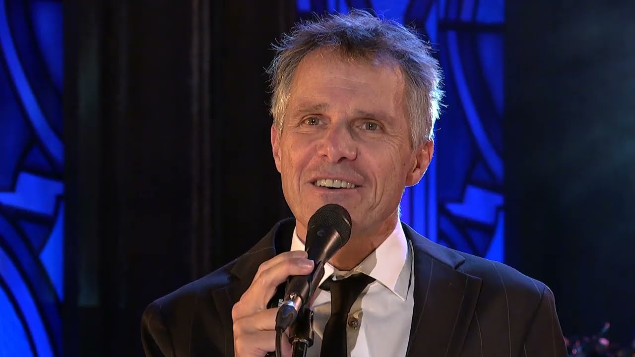 Píseň Sliby se maj plnit o Vánocích, zpěv Janek Ledecký - Show Jana Krause 9. 11. 2022