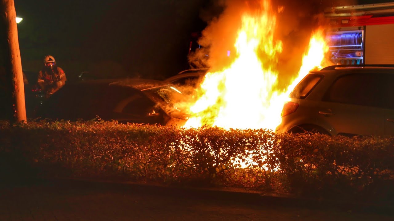 Felle autobrand aan de Rode Akker in Uden // 112journaal