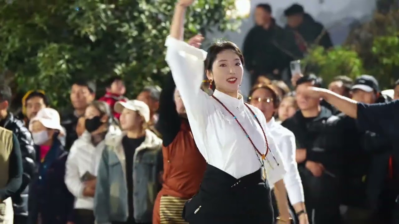 雍吉的笑容,大家在一起跳锅庄的欢乐Yongji's smile and the joy of everyone dancing Guozhuang together🌹Tibetan dance